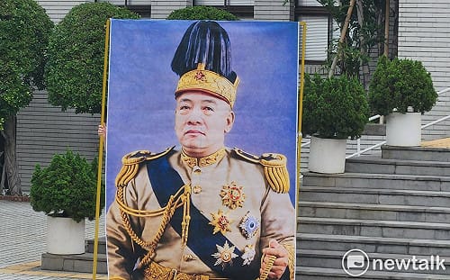 快訊》擺賴清德「登基」照 藍白諷「清德宗元年」