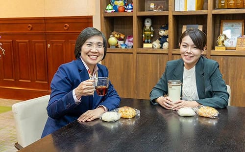 從內鬥之亂到「跨縣市藍白合」徐欣瑩同日攜禮為高虹安打氣引遐想