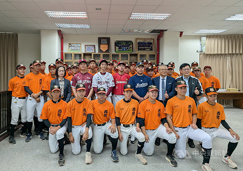 中職新秀回母校台中西苑高中　捐款回饋盼助學弟追夢