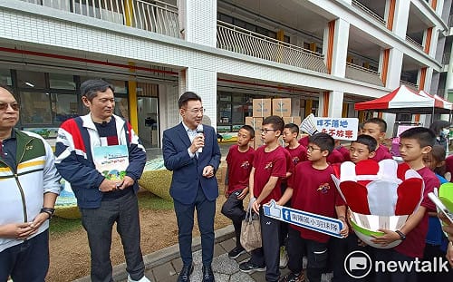 (影)江啟臣媒合捐贈羽毛球！何昱奇鼓勵小球員成下一個李洋、戴資穎