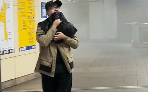 (影)張文北車丟煙霧彈「變裝混人群」影片曝光！網友隨手錄  驚見「冷眼對鏡頭」