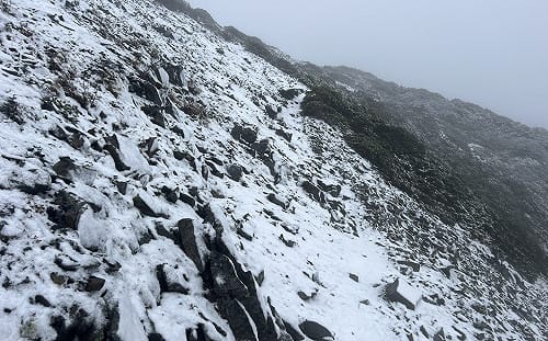 雪霸國家公園迎入冬初雪  山友拍攝雪山北峰雪景積雪約 1 公分