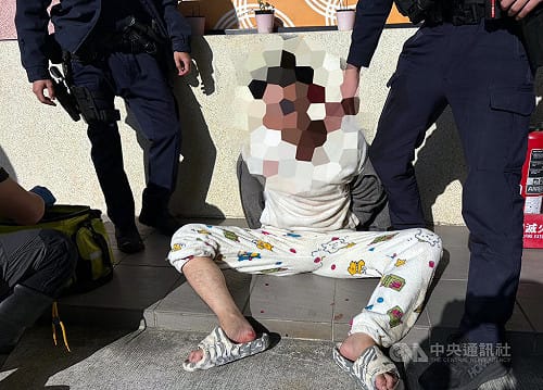 男持雙刀闖加油站便利商店  新北警壓制送辦