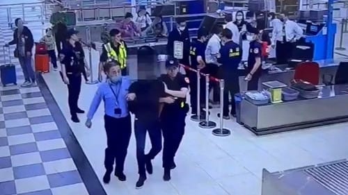 外籍男涉攜毒入境小港機場　拒檢竄逃遭圍捕制伏
