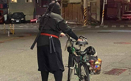 隨機攻擊全民警戒！台南傳奇「忍者哥」遭攔查  網：熱心助人網紅