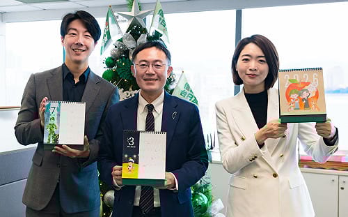 批藍撲克牌醜化他人 民進黨堅持「美學創意」　2026政績桌曆明起限量領取 