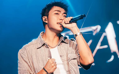 王ADEN對粉絲擺臭臉！跨年晚會表演慘遭除名