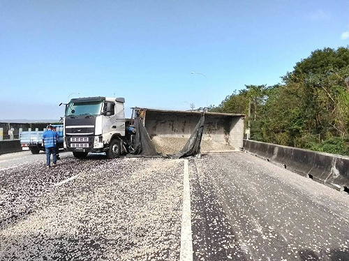 國1北上銅鑼段砂石車擦撞護欄翻覆　回堵近10公里