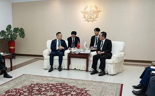 國防部長顧立雄接見日本前法務大臣鈴木馨祐訪團　盼深化臺日國防合作