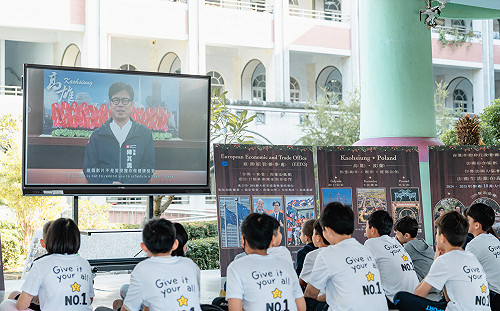 陳其邁、歐盟代表谷力哲拍片祝福聖誕   台歐交流走進高雄校園