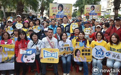 行憲紀念日鳳山發放年曆    柯志恩誓言明年此時宣誓就職