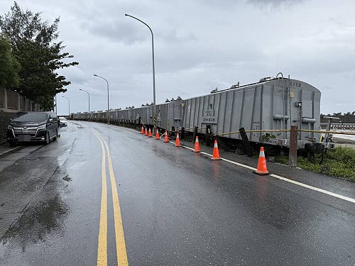 疑施工機具太靠近鐵軌　花蓮港區貨物列車碰撞出軌