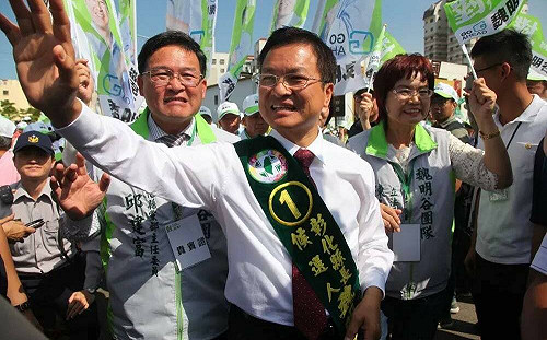 邱建富一夜兩文！一篇改口「團結」 一篇嘆「被遺忘的膝下子弟」