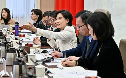 行政院證實：由鄭麗君和楊珍妮所率談判團隊昨晚赴美 有4項談判目標