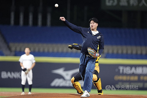 許庭綸浴室滑倒手骨裂  現進出注意應趕得上春訓