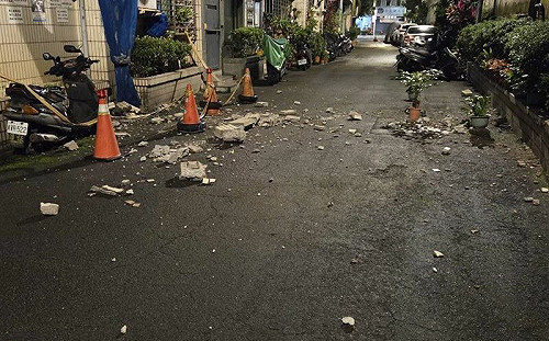 規模7強震狂搖板橋社區降磁磚雨 住戶餘悸猶存嘆：差一分鐘就沒命