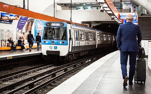 法國巴黎地鐵持刀隨機刺傷3婦女  凶嫌被捕送入精神病院