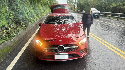 蘇花公路邊坡落石砸車　幸無人受傷