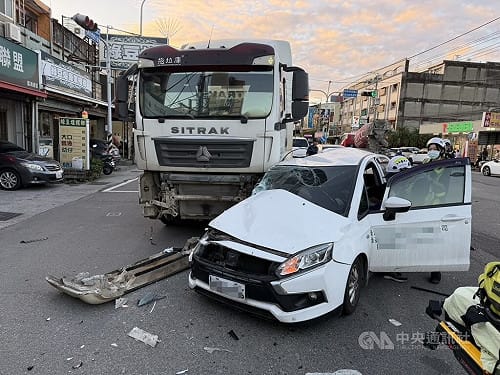 台中大肚區4車追撞乘客一度受困　3人受傷送醫