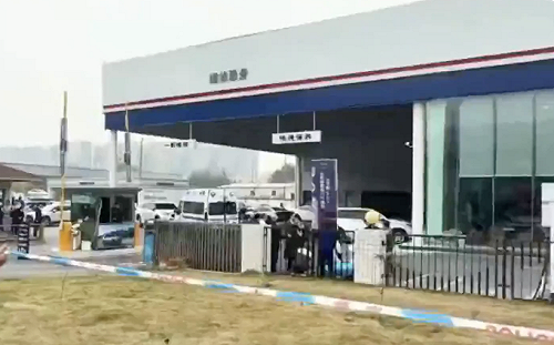 （影）成都汽車銷售店54歲男子綁炸藥引爆當場死亡 店內4人受傷