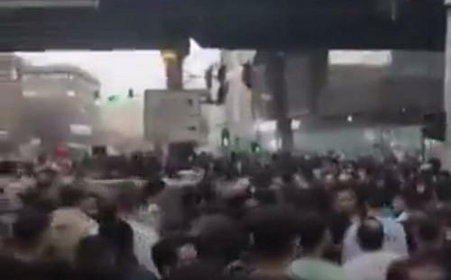 （影）伊朗局面失控了! 貨幣大幅貶值財長請辭 多地爆發大規模抗議