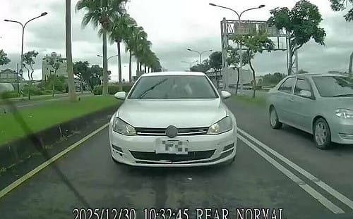 宜蘭發生追撞肇逃事故！眼尖網友發現：副駕駛女子沒穿衣服