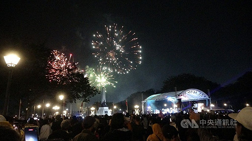 拚親情不拚煙火  菲律賓人跨年歡樂依舊