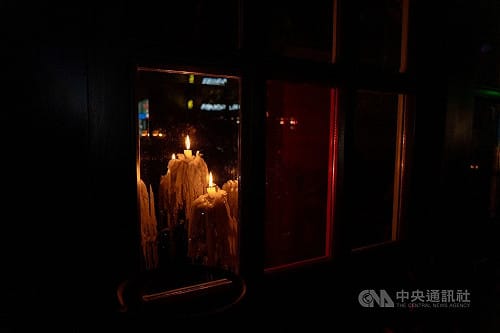 按下開關卻一片漆黑　烏人在停電中撐過寒冬
