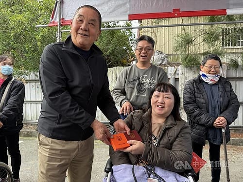 南投竹山紫南宮發馬年錢母　估10萬人排10公里