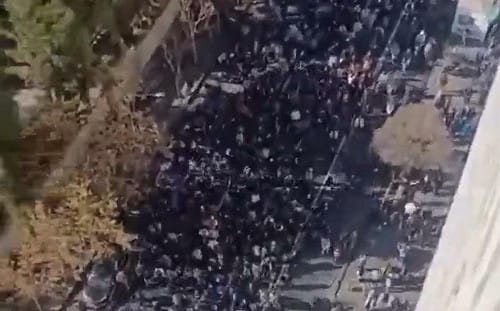 （影）伊朗抗議者占領軍基地、國安首長身亡 4架白俄軍機急飛德黑蘭