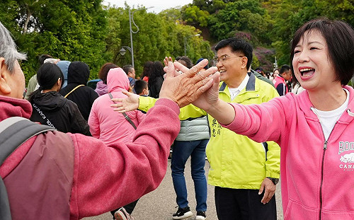 何欣純元旦回娘家爬鰲峰山 期許市長換欣、台中大興