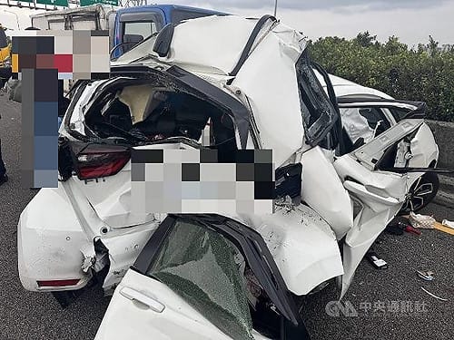 國1南下彰化段3車追撞　自小客車毀損2人一度受困