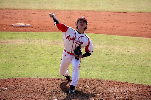 大專棒球聯賽賴冠廷滿壘穩守　蔡仲南盼傳授指叉球