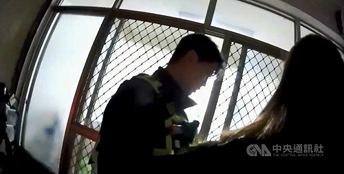 台中警處理民宅前糾紛　查獲通緝犯押解歸案