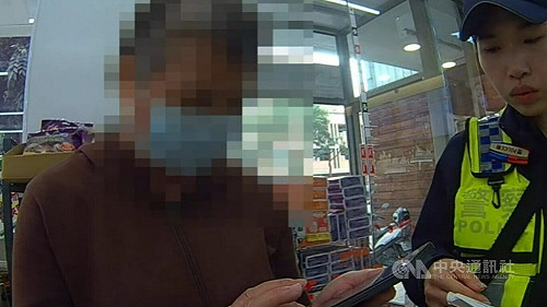 台中婦超商買點數助人購藥材　店員見異狀報警阻詐