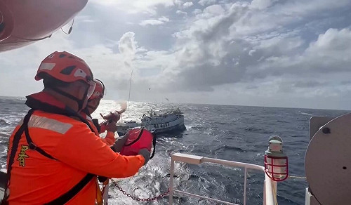 漁船東沙島海域失動力　雲林艦5天4夜驚濤駭浪救回