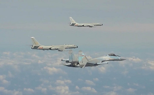 驗證面對南海、台海同時軍事衝突？美軍媒揭解放軍轟-6K警巡航黃岩島