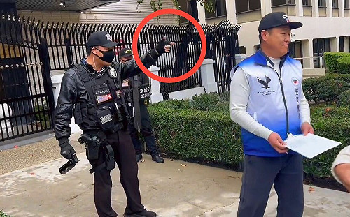 (影) 笨到跑出使館襲擊人! 不滿民眾聲援抓捕馬杜洛 洛城華裔警衛出手被捕