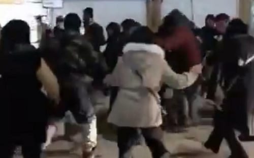 （影）伊朗軍警巴士遭炸! 軍隊開槍鎮壓 抗議者冒死肉身對抗國家暴力