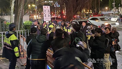 北檢前聲援柯文哲被控違法　民眾黨林昭印不起訴