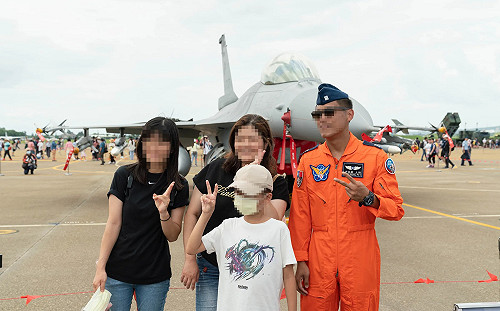 F-16V失聯飛官剛度蜜月返國2天! 愛妻崩潰哭腫眼、家屬盼全國集氣