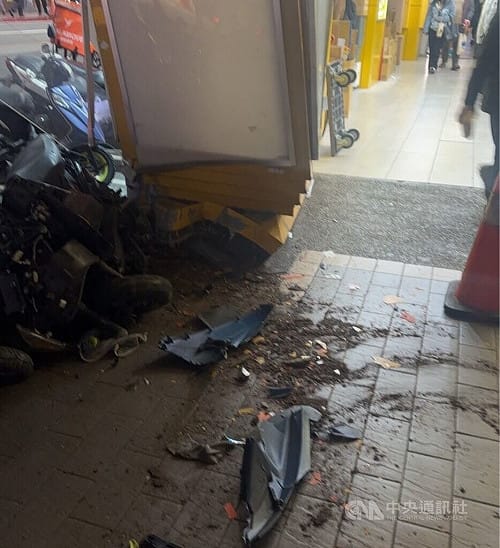 北市車禍　汽車暴衝釀1輕傷多輛機車受損