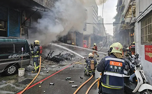 三重透天工廠起火直竄黑煙  4人受困頂樓獲救 