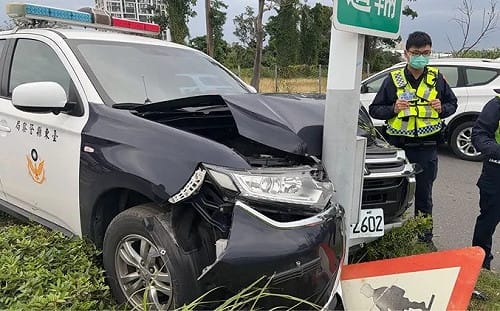 台東警車迴轉失控衝上安全島撞告示牌！到職3月新警員幸未受傷