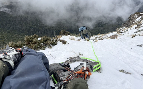 獨攀百岳品田山遇險！新加坡登山客靠衛星裝置成功獲救
