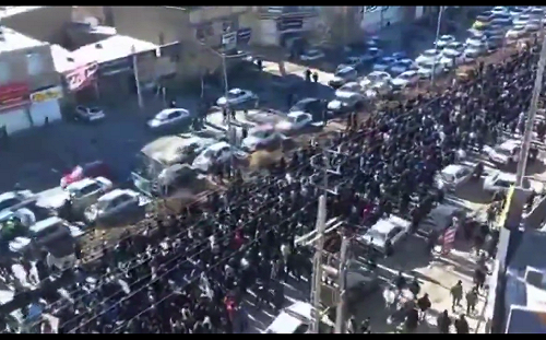 (影) 伊朗民眾抗暴！街頭衝撞民兵、焚指揮部、全國罷工 美特種部隊中東集結