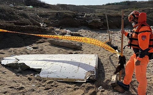 F-16飛官辛柏毅跳傘失聯！澎湖發現飛行器殘骸 軍方勘查回應