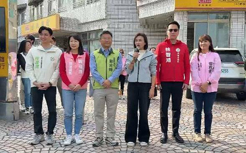 全台議員分進合擊齊拉票    高雄傳統市場掀起「邱議瑩旋風」 