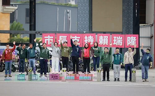 初選決戰週偕戰友站路口   賴瑞隆與市民做出「一週約定」