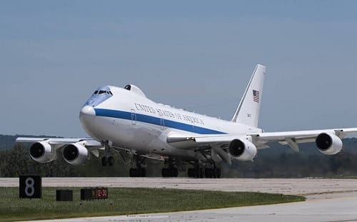 一趟花掉500萬美元? 海格塞斯動用「末日飛機」帶川粉遊覽 引發特權質疑